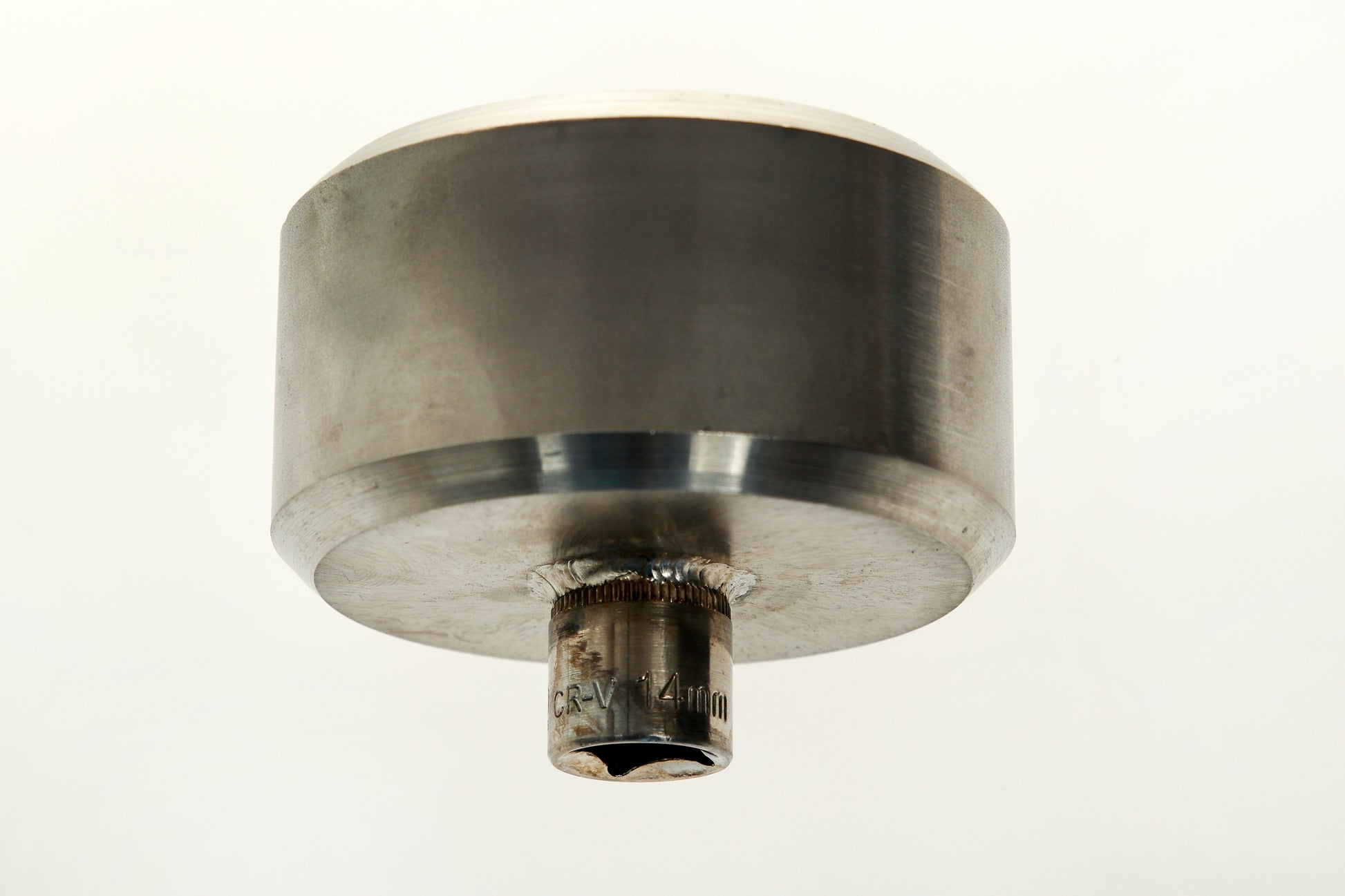 Klucz INOXDUR PK-61 do korków DIN 61, idealny do odkręcania i zakręcania korków do kanistrów, beczek i innych pojemników przemysłowych. Wykonany z wysokiej jakości stali nierdzewnej, odporny na korozję i uszkodzenia. Kompatybilny z narzędziami pneumatycznymi oraz dynamometrycznymi, idealny do przemysłu chemicznego, spożywczego, farmaceutycznego oraz automotive. Profesjonalne narzędzie do precyzyjnego dokręcania korków w przemyśle.